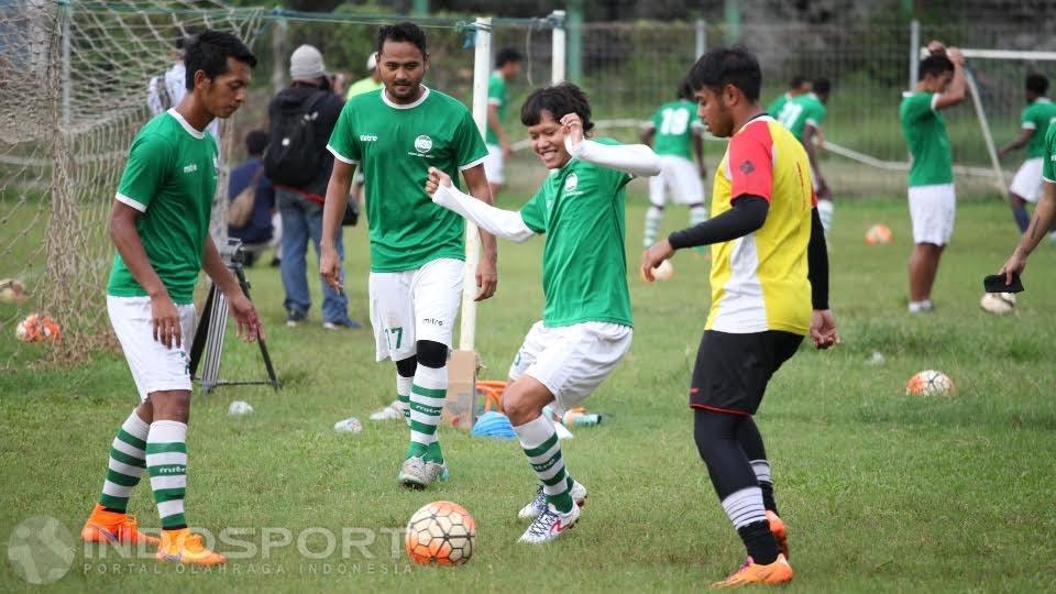 Para pemain seperti Adam Alis, Yongki Ariwibowo dan Adixi Lenzivio melakukan pemanasan.